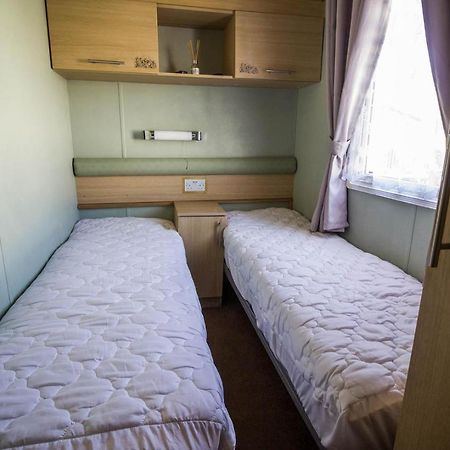 Готель Lovely Caravan With Wifi At Broadland Sands In Suffolk Ref 20035Bs Hopton on Sea Екстер'єр фото