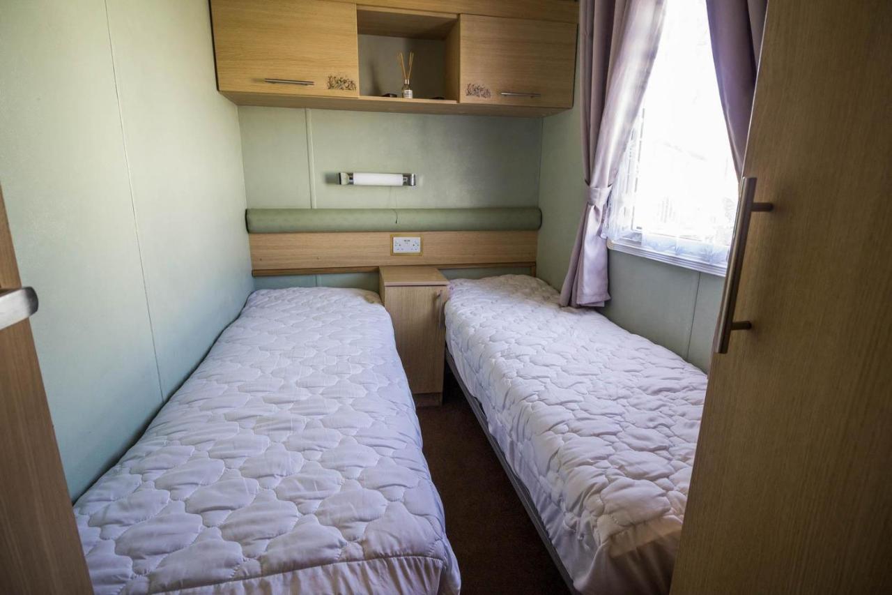 Готель Lovely Caravan With Wifi At Broadland Sands In Suffolk Ref 20035Bs Hopton on Sea Екстер'єр фото