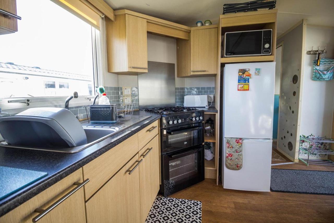 Готель Lovely Caravan With Wifi At Broadland Sands In Suffolk Ref 20035Bs Hopton on Sea Екстер'єр фото
