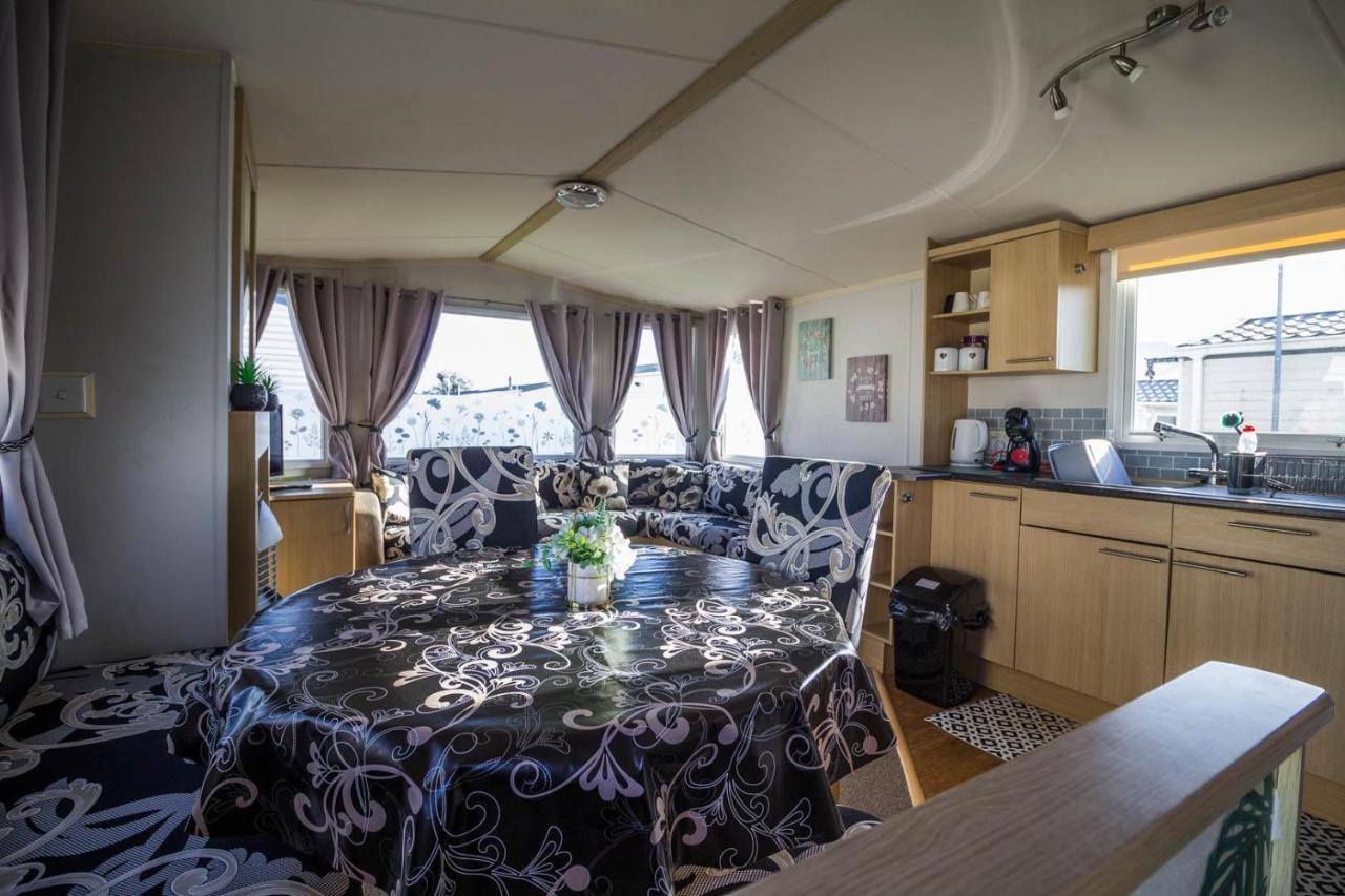 Готель Lovely Caravan With Wifi At Broadland Sands In Suffolk Ref 20035Bs Hopton on Sea Екстер'єр фото