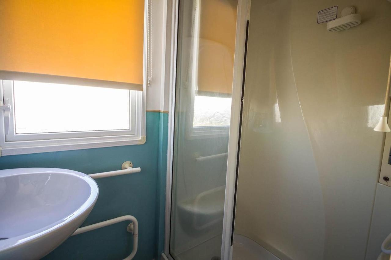 Готель Lovely Caravan With Wifi At Broadland Sands In Suffolk Ref 20035Bs Hopton on Sea Екстер'єр фото