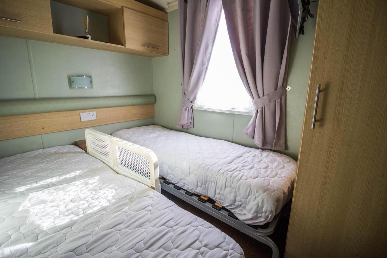 Готель Lovely Caravan With Wifi At Broadland Sands In Suffolk Ref 20035Bs Hopton on Sea Екстер'єр фото