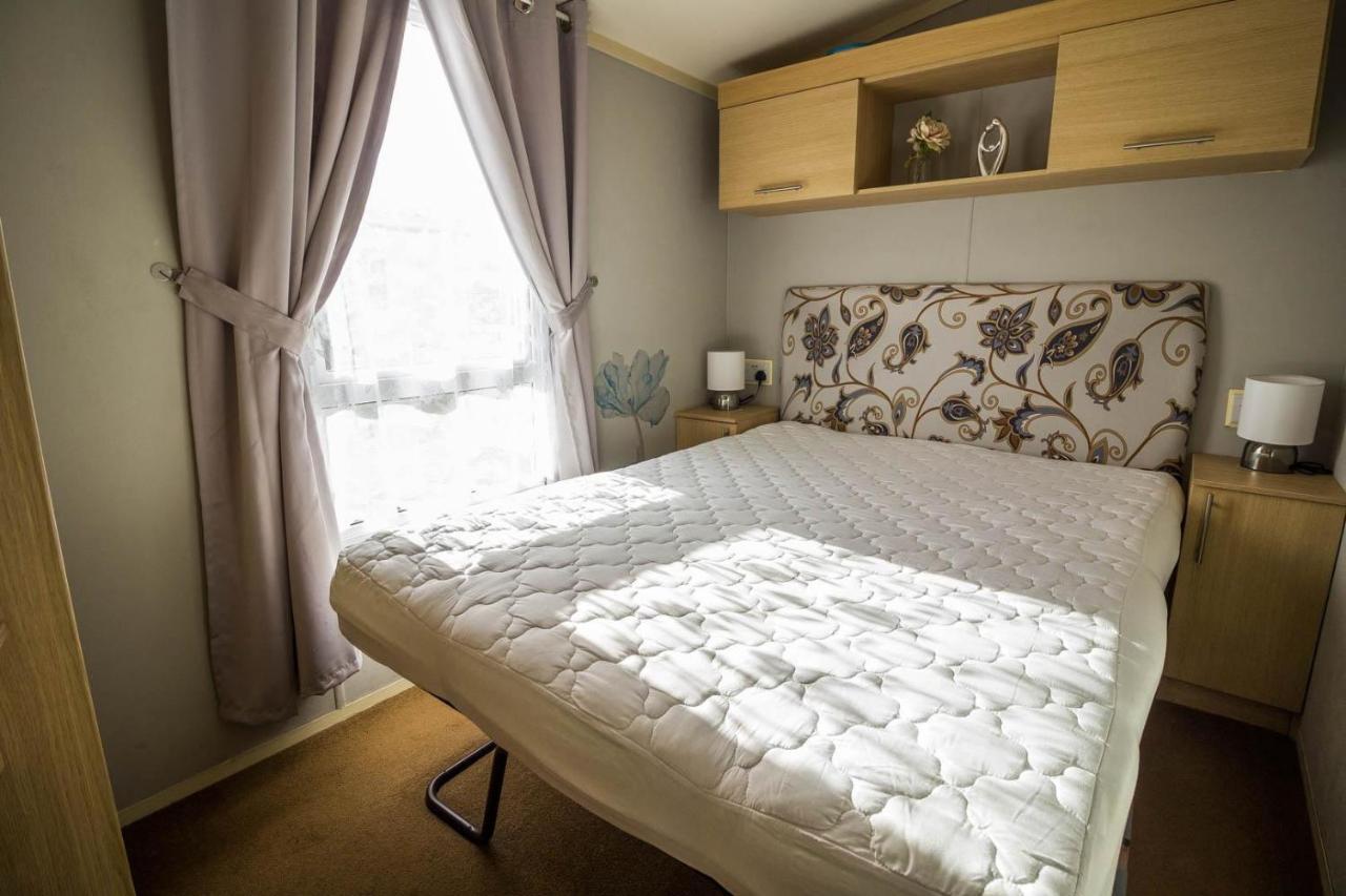 Готель Lovely Caravan With Wifi At Broadland Sands In Suffolk Ref 20035Bs Hopton on Sea Екстер'єр фото