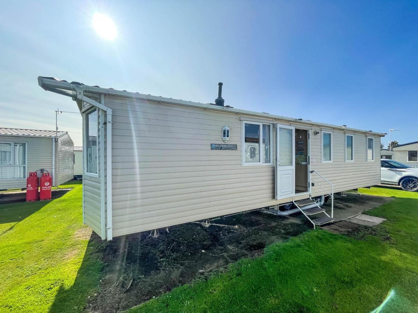 Готель Lovely Caravan With Wifi At Broadland Sands In Suffolk Ref 20035Bs Hopton on Sea Екстер'єр фото